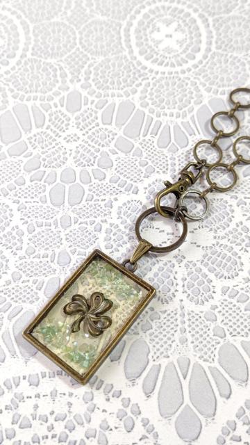 クローバーとライトグリーンのシェルのバッグチャーム  レジン  ハンドメイド < 女性ファッション  クローバーとライトグリーンのシェルのバッグチャーム  レジン  ハンドメイド < 女性ファッションの