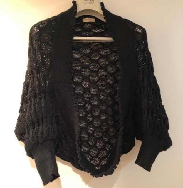 特価極美品未使用に近いニットジャケットポンチョ素敵ブラック足長効果抜群上品大活躍柔らか癒やされる着痩せゴージャスアウター    < 女性ファッション  特価極美品未使用に近いニットジャケットポンチョ素敵ブラック足長効果抜群上品大活躍柔らか癒やされる着痩せゴージャスアウター    < 女性ファッションの