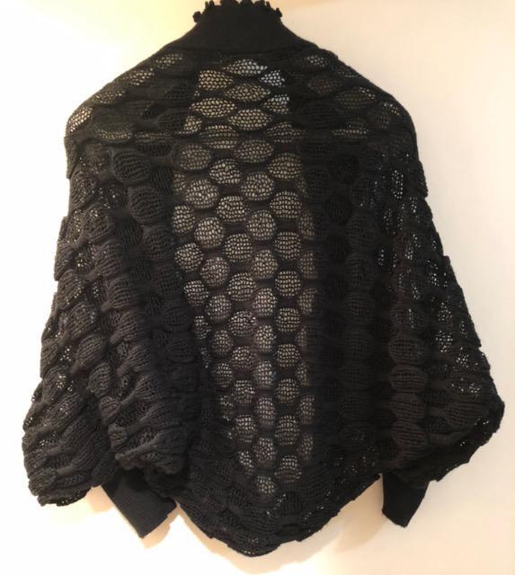 特価極美品未使用に近いニットジャケットポンチョ素敵ブラック足長効果抜群上品大活躍柔らか癒やされる着痩せゴージャスアウター    < 女性ファッション  特価極美品未使用に近いニットジャケットポンチョ素敵ブラック足長効果抜群上品大活躍柔らか癒やされる着痩せゴージャスアウター    < 女性ファッションの