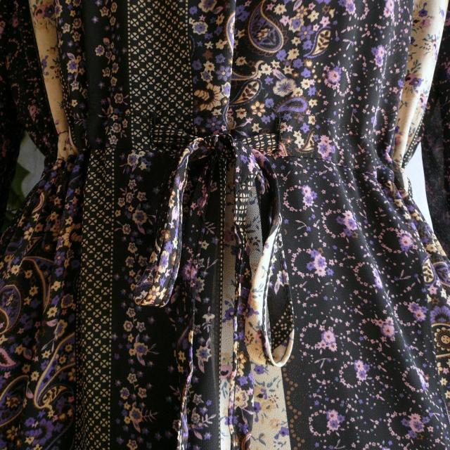 新品 9886 L−LL ティアード シフォン ワンピース パープル系 秋 レディース 共布リボン パッチワーク風柄 上品 < 女性ファッション 新品 9886 L−LL ティアード シフォン ワンピース パープル系 秋 レディース 共布リボン パッチワーク風柄 上品 < 女性ファッションの