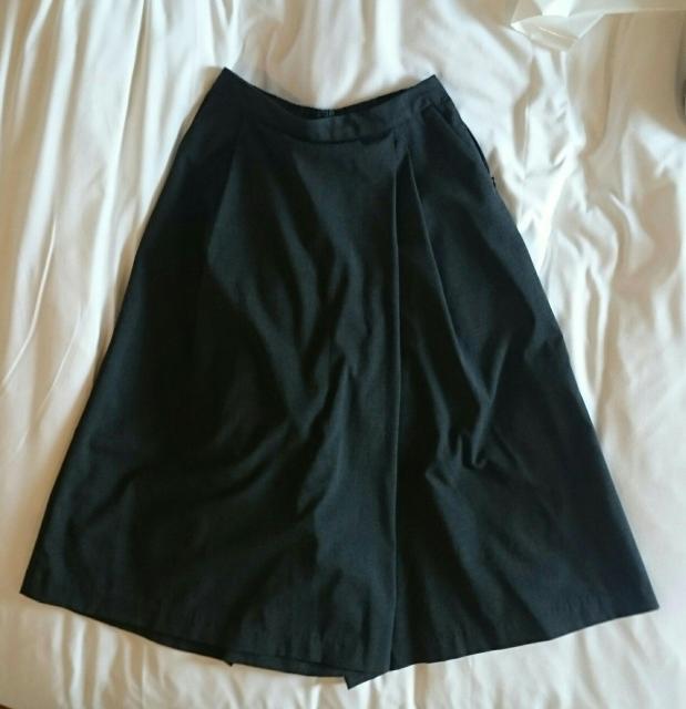 ユニクロ グレー キュロットスカート はかま風 ひざ下 < ブランド  ユニクロ グレー キュロットスカート はかま風 ひざ下  < ブランドの