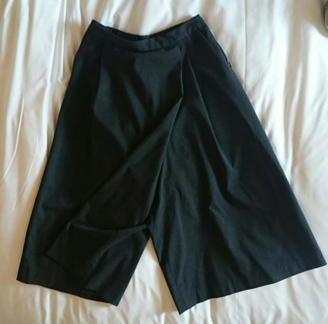 ユニクロ グレー キュロットスカート はかま風 ひざ下 < ブランド  ユニクロ グレー キュロットスカート はかま風 ひざ下 < ブランドの