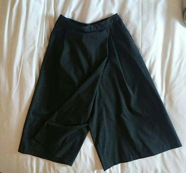 ユニクロ グレー キュロットスカート はかま風 ひざ下 < ブランド  ユニクロ グレー キュロットスカート はかま風 ひざ下 < ブランドの