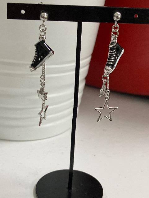 ハンドメイド スニーカーのチャームと星のチャームを使用したピアス 黒 < 女性ファッション  ハンドメイド スニーカーのチャームと星のチャームを使用したピアス 黒  < 女性ファッションの