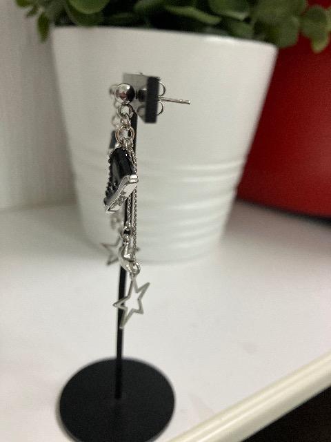 ハンドメイド スニーカーのチャームと星のチャームを使用したピアス 黒 < 女性ファッション  ハンドメイド スニーカーのチャームと星のチャームを使用したピアス 黒 < 女性ファッションの