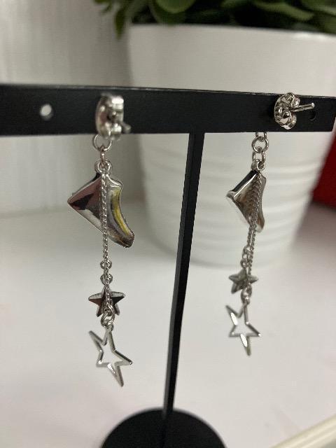 ハンドメイド スニーカーのチャームと星のチャームを使用したピアス 黒 < 女性ファッション  ハンドメイド スニーカーのチャームと星のチャームを使用したピアス 黒 < 女性ファッションの