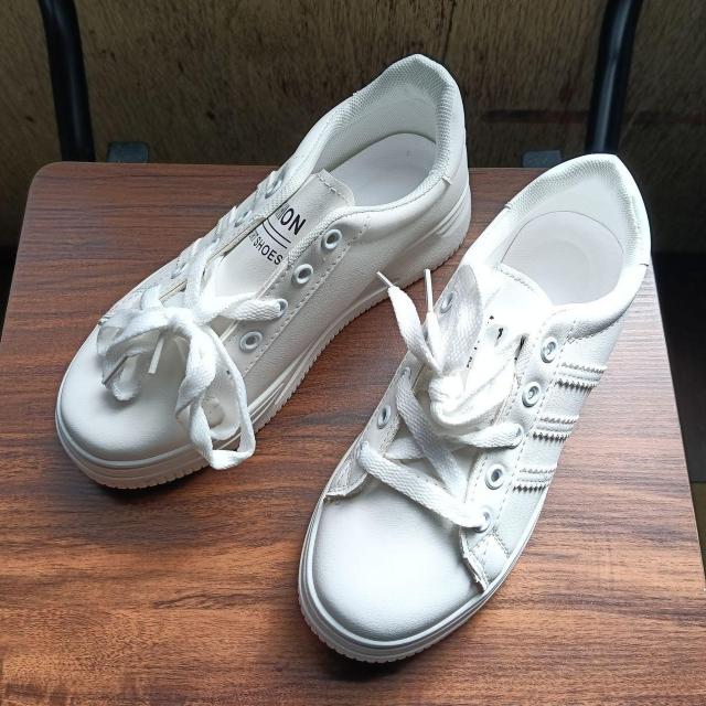 新品 23cm レディース スニーカー ホワイト シューズ 靴 カジュアル < 女性ファッション 新品 23cm レディース スニーカー ホワイト シューズ 靴 カジュアル < 女性ファッションの