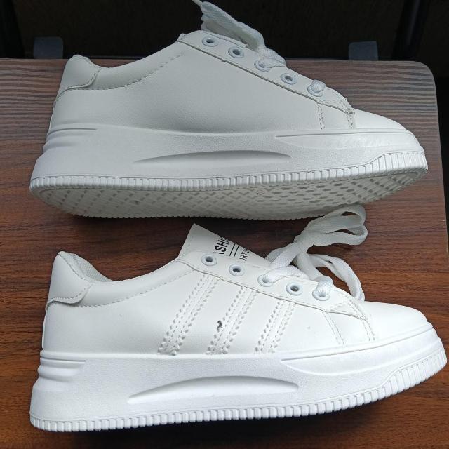 新品 23cm レディース スニーカー ホワイト シューズ 靴 カジュアル < 女性ファッション 新品 23cm レディース スニーカー ホワイト シューズ 靴 カジュアル < 女性ファッションの