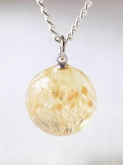 ピンクのかすみ草の球体ネックレス  レジン  ハンドメイド < 女性ファッション  ピンクのかすみ草の球体ネックレス  レジン  ハンドメイド  < 女性ファッションの