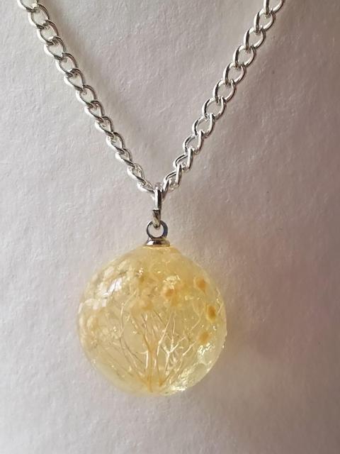 ピンクのかすみ草の球体ネックレス  レジン  ハンドメイド < 女性ファッション  ピンクのかすみ草の球体ネックレス  レジン  ハンドメイド < 女性ファッションの