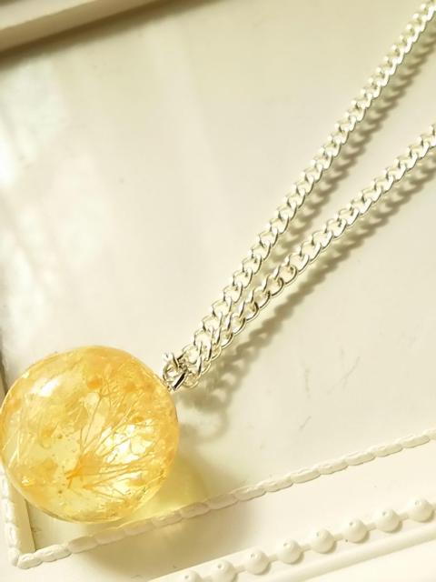 ピンクのかすみ草の球体ネックレス  レジン  ハンドメイド < 女性ファッション  ピンクのかすみ草の球体ネックレス  レジン  ハンドメイド < 女性ファッションの