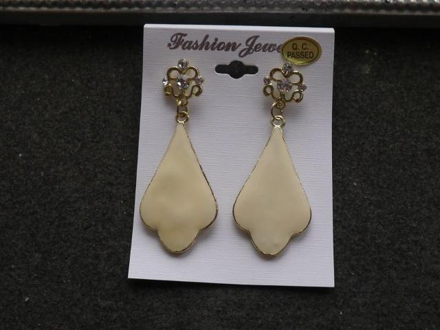 新品アンティーク調ストーン付きピアス < 女性アクセサリー/時計 新品アンティーク調ストーン付きピアス < 女性アクセサリー/時計の