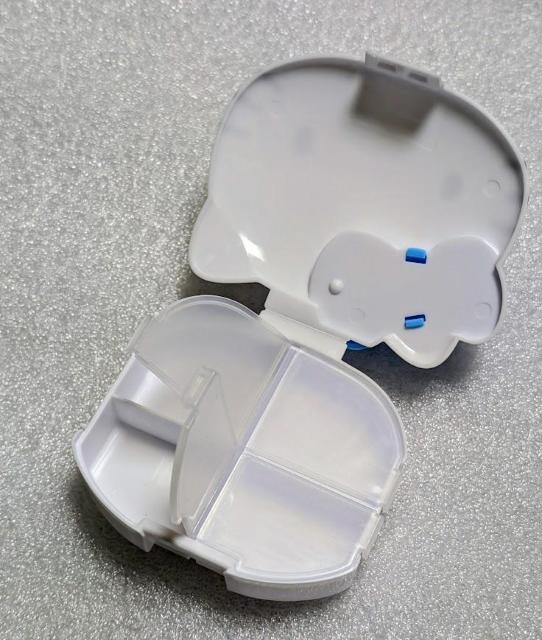 キティ★おくすりケース★水色リボン★4つの仕切りと個別に蓋付き★アクセサリー入れにもできます♪ < おもちゃ キティ★おくすりケース★水色リボン★4つの仕切りと個別に蓋付き★アクセサリー入れにもできます♪ < おもちゃの