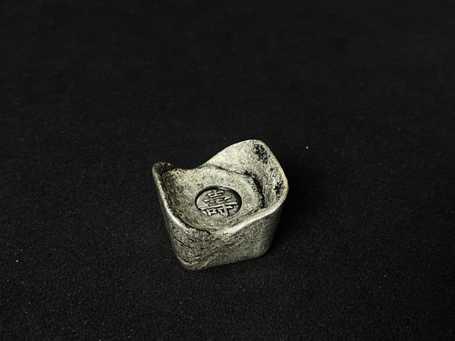 【古銭】寿刻印 中国 銀錠 元宝 馬蹄銀 時代物 招財 進宝 吉祥 縁起物 重厚感あり コレクター放出 骨董品 開運 インテリア < インテリア/ライフ 【古銭】寿刻印 中国 銀錠 元宝 馬蹄銀 時代物 招財 進宝 吉祥 縁起物 重厚感あり コレクター放出 骨董品 開運 インテリア < インテリア/ライフの