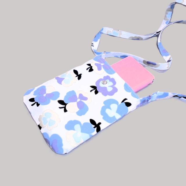 ◆ポケットなしシンプル◆北欧◆ブルー系パンジー花×白地◆スマホポシェット ショルダー ポーチ < 女性ファッション ◆ポケットなしシンプル◆北欧◆ブルー系パンジー花×白地◆スマホポシェット ショルダー ポーチ < 女性ファッションの
