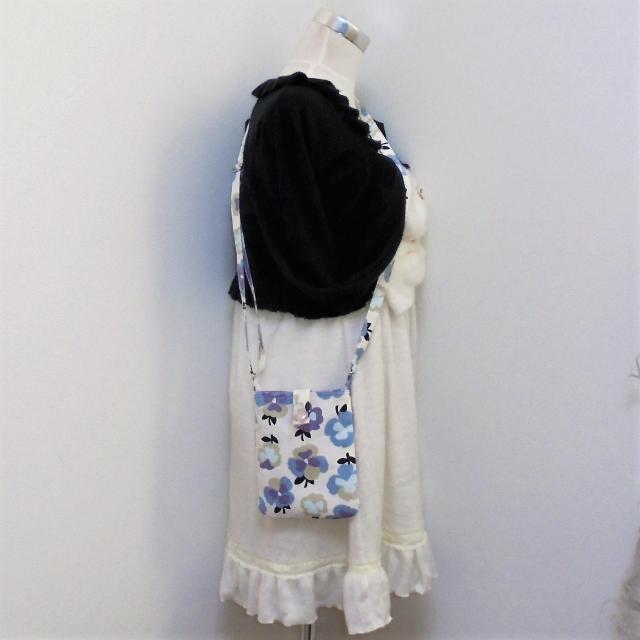 ◆ポケットなしシンプル◆北欧◆ブルー系パンジー花×白地◆スマホポシェット ショルダー ポーチ < 女性ファッション ◆ポケットなしシンプル◆北欧◆ブルー系パンジー花×白地◆スマホポシェット ショルダー ポーチ < 女性ファッションの