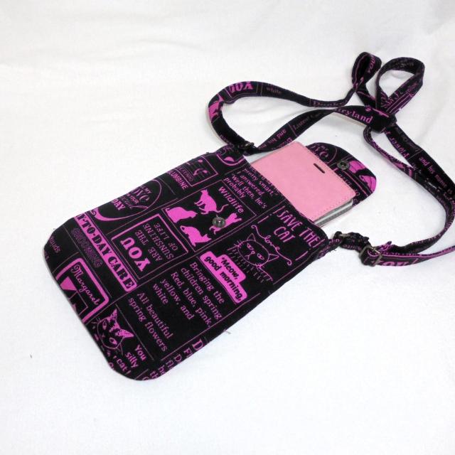 ◆ピンク英ロゴと猫×黒地◆スマホポシェット ショルダー ポーチ < 女性ファッション ◆ピンク英ロゴと猫×黒地◆スマホポシェット ショルダー ポーチ < 女性ファッションの