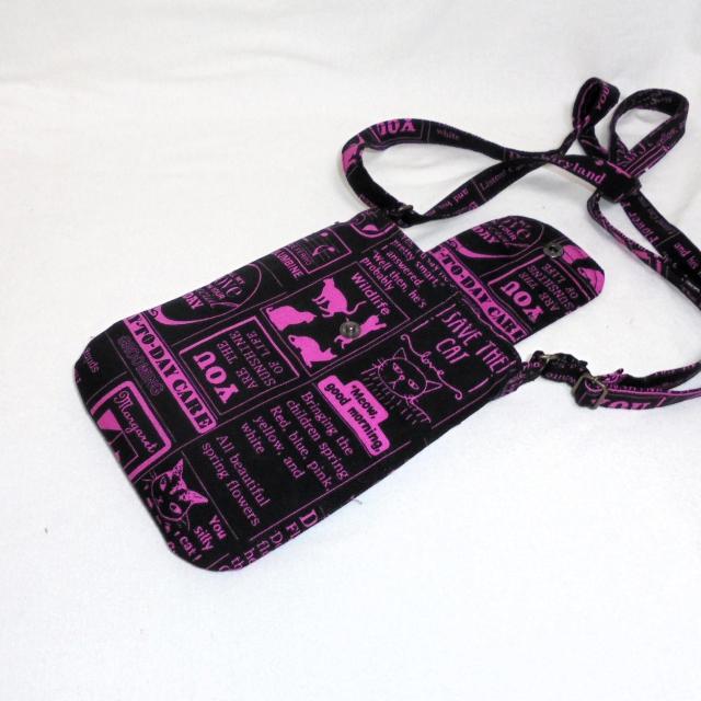 ◆ピンク英ロゴと猫×黒地◆スマホポシェット ショルダー ポーチ < 女性ファッション ◆ピンク英ロゴと猫×黒地◆スマホポシェット ショルダー ポーチ < 女性ファッションの