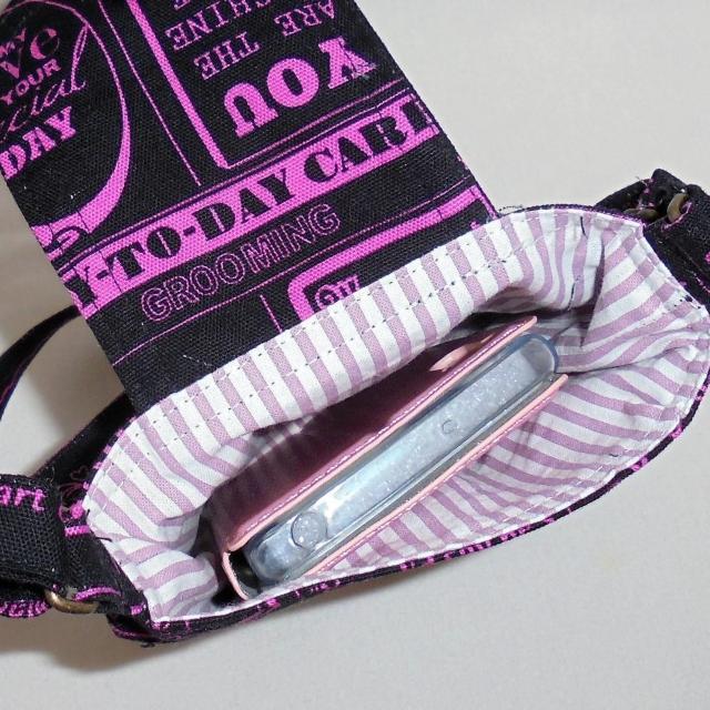 ◆ピンク英ロゴと猫×黒地◆スマホポシェット ショルダー ポーチ < 女性ファッション ◆ピンク英ロゴと猫×黒地◆スマホポシェット ショルダー ポーチ < 女性ファッションの