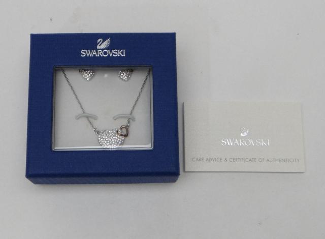 SWAROVSKI スワロフスキー ハート ラインストーン ネックレス&ピアスセット シルバー<USED>【送料無料】 < 女性アクセサリー/時計 SWAROVSKI スワロフスキー ハート ラインストーン ネックレス&ピアスセット シルバー<USED>【送料無料】 < 女性アクセサリー/時計の