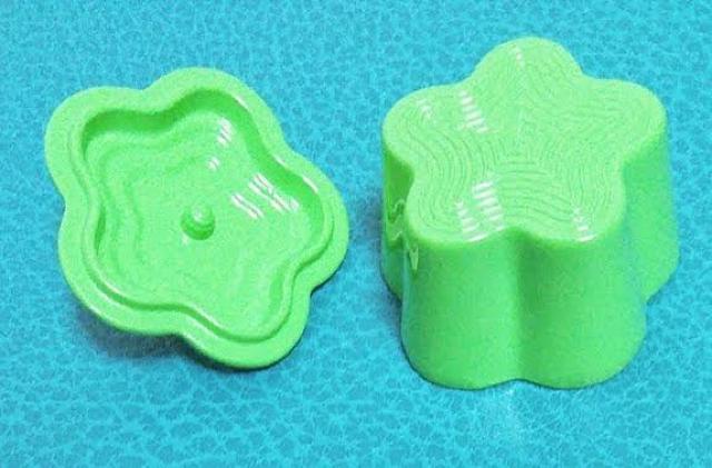 ミニチュア★フラワー型★鍋★ル・クルーゼ風★蓋も開く★グリーン★色違い4色★金属製★ < おもちゃ  ミニチュア★フラワー型★鍋★ル・クルーゼ風★蓋も開く★グリーン★色違い4色★金属製★ < おもちゃの