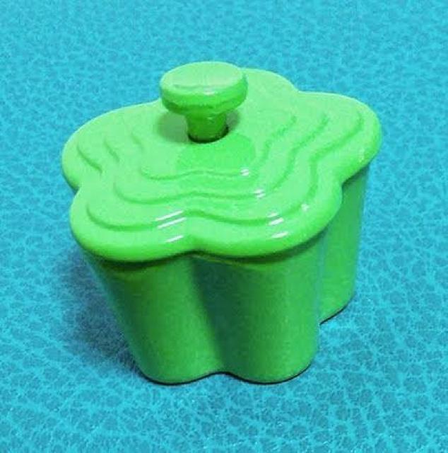 ミニチュア★フラワー型★鍋★ル・クルーゼ風★蓋も開く★グリーン★色違い4色★金属製★ < おもちゃ  ミニチュア★フラワー型★鍋★ル・クルーゼ風★蓋も開く★グリーン★色違い4色★金属製★ < おもちゃの