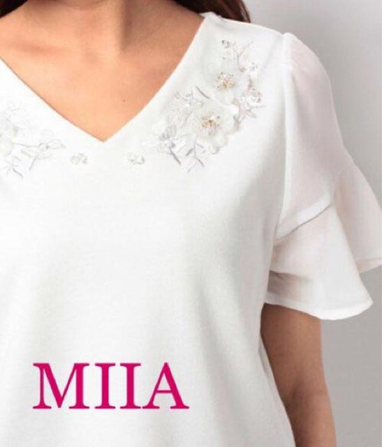 定価5,292円●MIIAミーア●3Dフラワービジューカットプルオーバー●白ホワイト < ブランド 定価5,292円●MIIAミーア●3Dフラワービジューカットプルオーバー●白ホワイト < ブランドの
