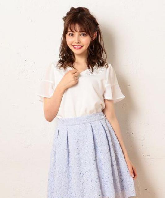 定価5,292円●MIIAミーア●3Dフラワービジューカットプルオーバー●白ホワイト < ブランド 定価5,292円●MIIAミーア●3Dフラワービジューカットプルオーバー●白ホワイト < ブランドの