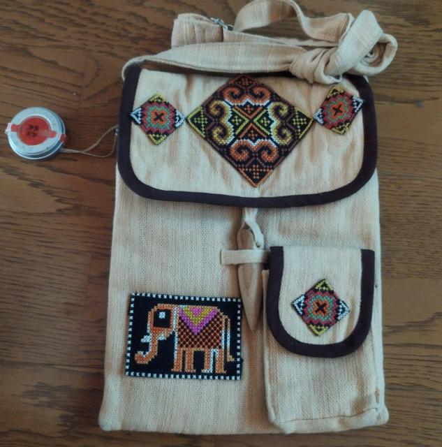タイ少数民族の刺繍 アースカラーポシェット 斜めがけバック レピシェ中国茶ミニ缶 < 女性ファッション  タイ少数民族の刺繍 アースカラーポシェット 斜めがけバック レピシェ中国茶ミニ缶  < 女性ファッションの