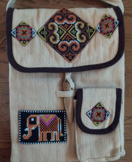 タイ少数民族の刺繍 アースカラーポシェット 斜めがけバック レピシェ中国茶ミニ缶 < 女性ファッション  タイ少数民族の刺繍 アースカラーポシェット 斜めがけバック レピシェ中国茶ミニ缶 < 女性ファッションの