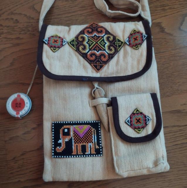 タイ少数民族の刺繍 アースカラーポシェット 斜めがけバック レピシェ中国茶ミニ缶 < 女性ファッション  タイ少数民族の刺繍 アースカラーポシェット 斜めがけバック レピシェ中国茶ミニ缶 < 女性ファッションの