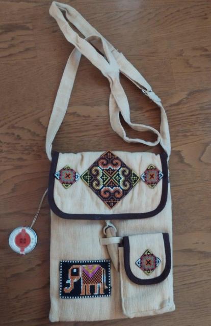 タイ少数民族の刺繍 アースカラーポシェット 斜めがけバック レピシェ中国茶ミニ缶 < 女性ファッション  タイ少数民族の刺繍 アースカラーポシェット 斜めがけバック レピシェ中国茶ミニ缶 < 女性ファッションの