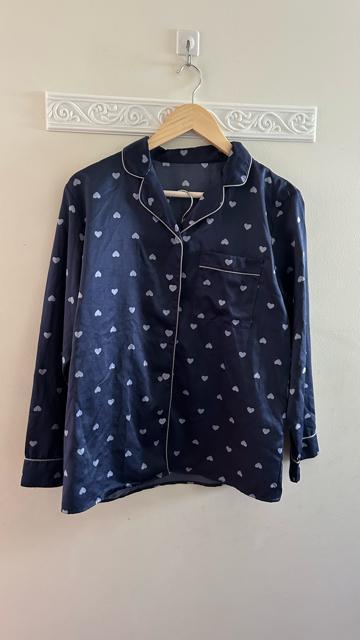 GU ジーユー サテンパジャマ 長袖 ハート ネイビー L < ブランド  GU ジーユー サテンパジャマ 長袖 ハート ネイビー L < ブランドの
