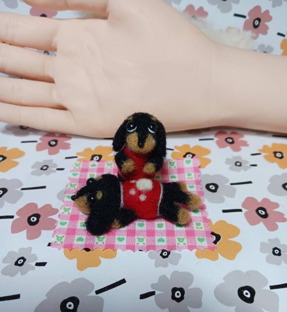 羊毛フェルト 小さな々ミニチュアダックスフンド 2匹 < ペット/手芸/園芸 羊毛フェルト 小さな々ミニチュアダックスフンド 2匹 < ペット/手芸/園芸の