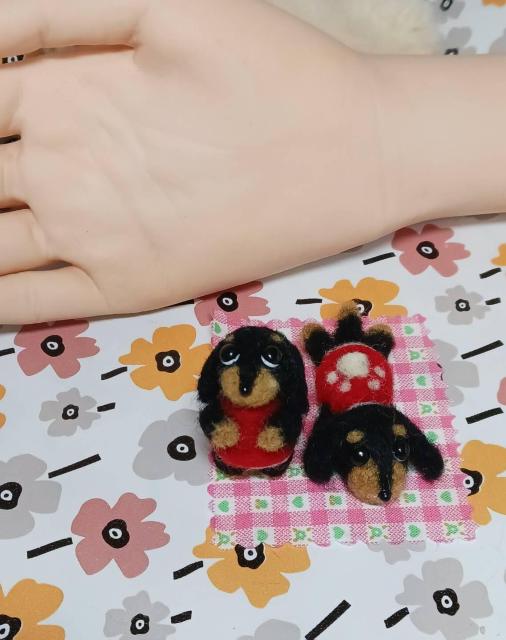 羊毛フェルト 小さな々ミニチュアダックスフンド 2匹 < ペット/手芸/園芸 羊毛フェルト 小さな々ミニチュアダックスフンド 2匹 < ペット/手芸/園芸の