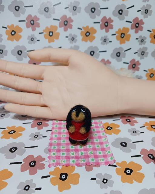 羊毛フェルト 小さな々ミニチュアダックスフンド 2匹 < ペット/手芸/園芸 羊毛フェルト 小さな々ミニチュアダックスフンド 2匹 < ペット/手芸/園芸の