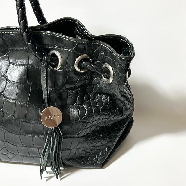 FURLA フルラ チャーム付き クロコ型押し レザー トート バッグ ブラック レディース < ブランド FURLA フルラ チャーム付き クロコ型押し レザー トート バッグ ブラック レディース < ブランドの