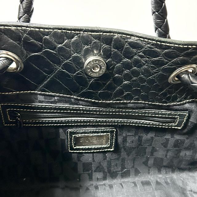 FURLA フルラ チャーム付き クロコ型押し レザー トート バッグ ブラック レディース < ブランド FURLA フルラ チャーム付き クロコ型押し レザー トート バッグ ブラック レディース < ブランドの