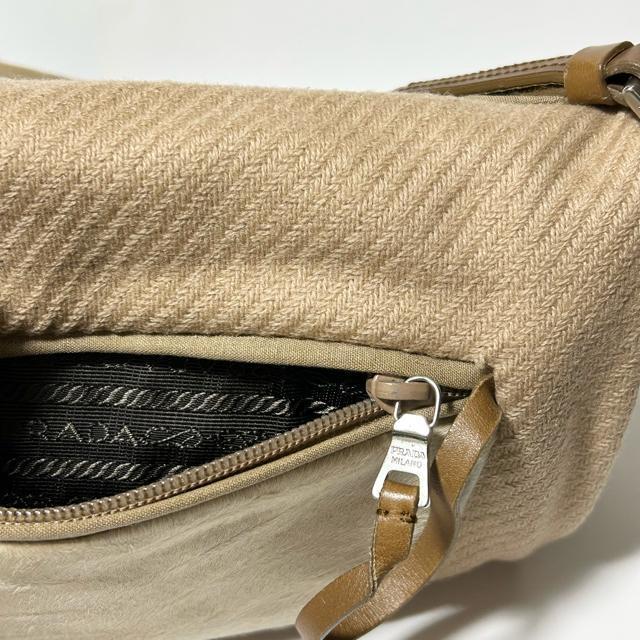 PRADA プラダ ウール ハラコ ショルダーバッグ ベージュ ブラウン シルバー金具 フラップ 肩掛け < ブランド PRADA プラダ ウール ハラコ ショルダーバッグ ベージュ ブラウン シルバー金具 フラップ 肩掛け < ブランドの