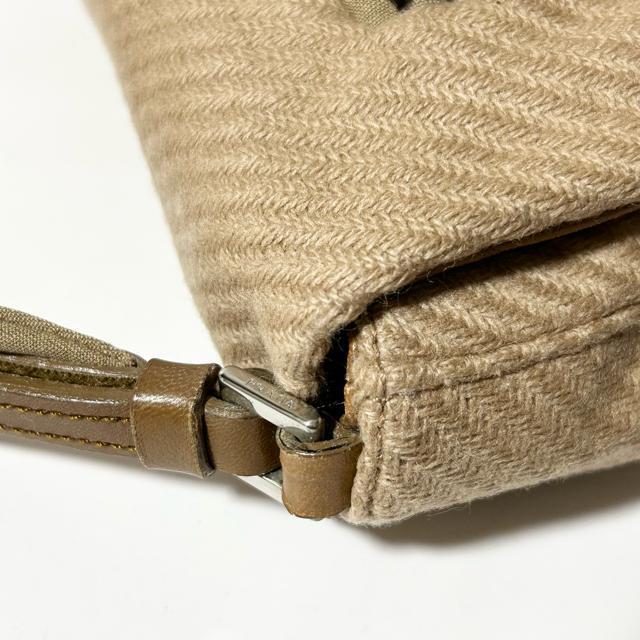 PRADA プラダ ウール ハラコ ショルダーバッグ ベージュ ブラウン シルバー金具 フラップ 肩掛け < ブランド PRADA プラダ ウール ハラコ ショルダーバッグ ベージュ ブラウン シルバー金具 フラップ 肩掛け < ブランドの