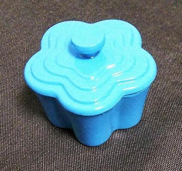 ミニチュア★フラワー型★鍋★ル・クルーゼ風★蓋も開く★水色★色違い4色★金属製★ < おもちゃ  ミニチュア★フラワー型★鍋★ル・クルーゼ風★蓋も開く★水色★色違い4色★金属製★  < おもちゃの