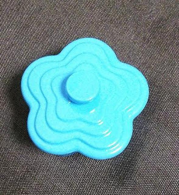 ミニチュア★フラワー型★鍋★ル・クルーゼ風★蓋も開く★水色★色違い4色★金属製★ < おもちゃ  ミニチュア★フラワー型★鍋★ル・クルーゼ風★蓋も開く★水色★色違い4色★金属製★ < おもちゃの