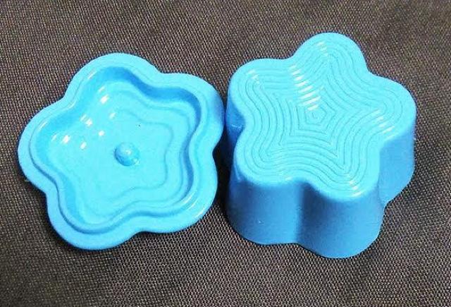 ミニチュア★フラワー型★鍋★ル・クルーゼ風★蓋も開く★水色★色違い4色★金属製★ < おもちゃ  ミニチュア★フラワー型★鍋★ル・クルーゼ風★蓋も開く★水色★色違い4色★金属製★ < おもちゃの