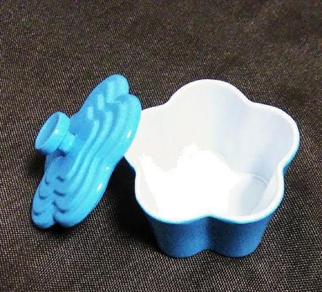 ミニチュア★フラワー型★鍋★ル・クルーゼ風★蓋も開く★水色★色違い4色★金属製★ < おもちゃ  ミニチュア★フラワー型★鍋★ル・クルーゼ風★蓋も開く★水色★色違い4色★金属製★ < おもちゃの