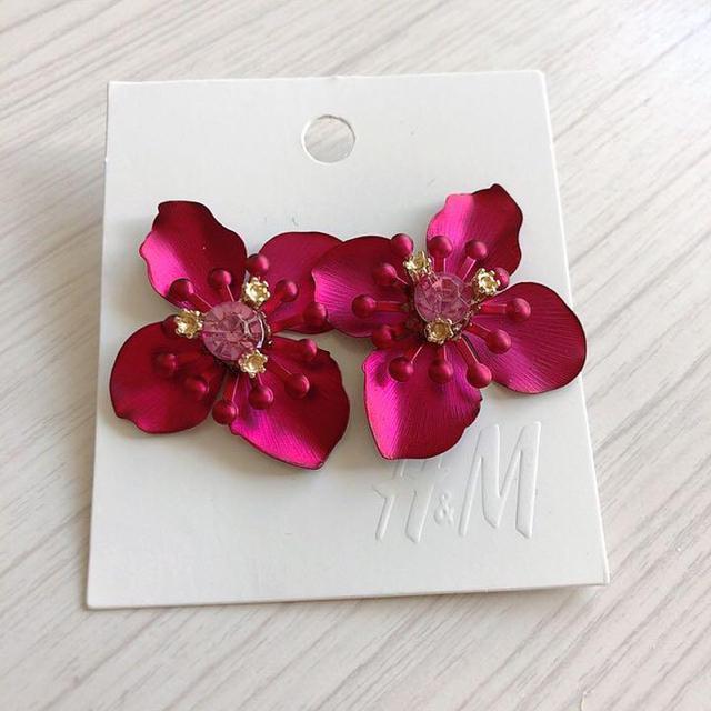 H&M 安室奈美恵●限定コラボ●メタルフラワーピアス●ピンク●大振りピアス < 女性アクセサリー/時計 H&M 安室奈美恵●限定コラボ●メタルフラワーピアス●ピンク●大振りピアス < 女性アクセサリー/時計の