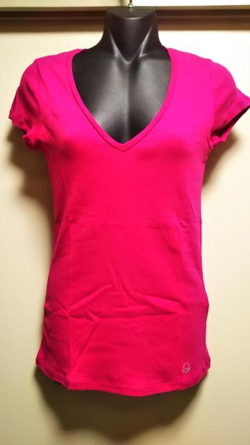 ☆ベネトンラインストーンプチロゴVネックTシャツ☆超美品 < 女性ファッション  ☆ベネトンラインストーンプチロゴVネックTシャツ☆超美品 < 女性ファッションの