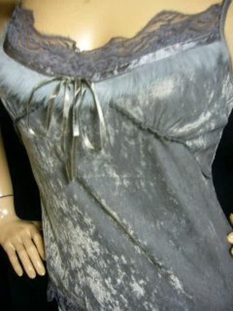 可愛い♪光沢感 胸元ラビットファー&刺繍フリルレース 裾フリルレース ベロアキャミソール グレー < 女性ファッション  可愛い♪光沢感 胸元ラビットファー&刺繍フリルレース 裾フリルレース ベロアキャミソール グレー < 女性ファッションの