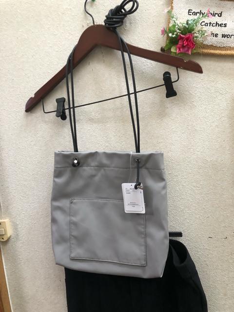 新品合皮薄グレー 四角いショルダーバッグ < 女性ファッション  新品合皮薄グレー 四角いショルダーバッグ  < 女性ファッションの