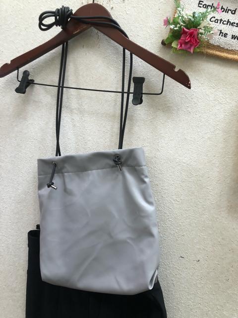 新品合皮薄グレー 四角いショルダーバッグ < 女性ファッション  新品合皮薄グレー 四角いショルダーバッグ < 女性ファッションの