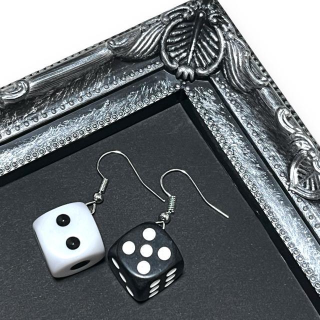 【新品】立体サイコロデザインフックピアス/モノトーン < 女性アクセサリー/時計  【新品】立体サイコロデザインフックピアス/モノトーン < 女性アクセサリー/時計の